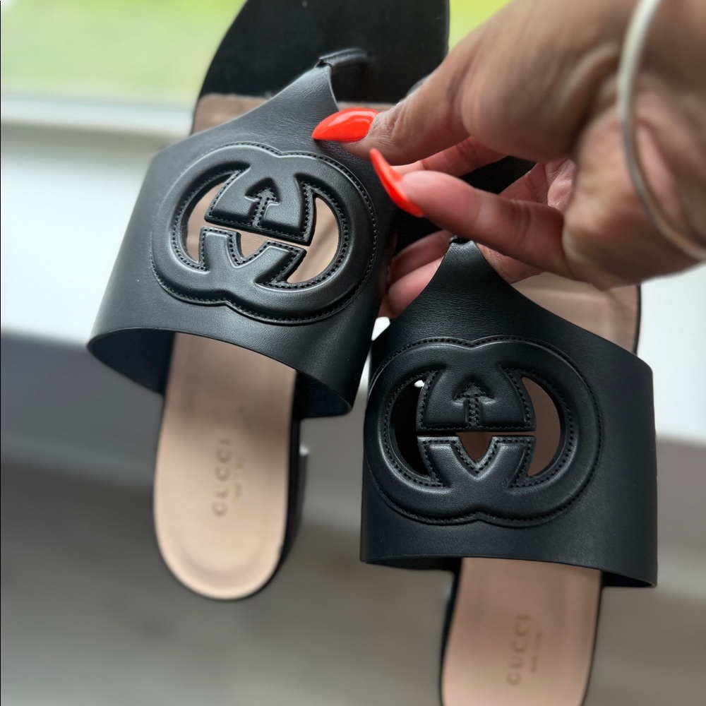Black Gucci Thong Leater Flat Sandals